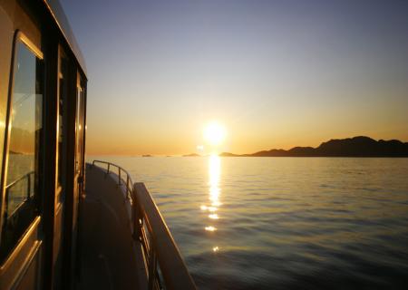 uscita in barca avvistando balene a sisimiut in groenlandia sud-occidentale foto del sole di mezzanotte