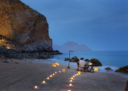 cena privata in spiaggia per viaggi di nozze al zighy bay hotel di lusso nel musandam oman