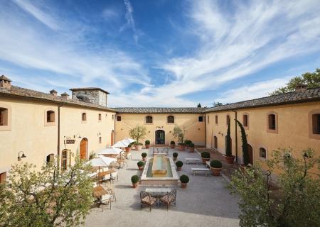 esplorare il castello hotel 5 stelle con piscina e spa a Casole vicino Siena per fare un viaggio nel passato, escursioni in bici e a cavallo, tour gastronomici e visite ai vigneti delle colline toscane