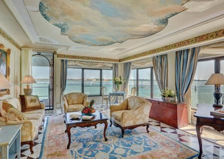 la Palladio Suite dell'hotel di lusso Cipriani di Venezia tra le acque del gran canale che conduce a Piazza San Marco, foto di Tyson Sadlo