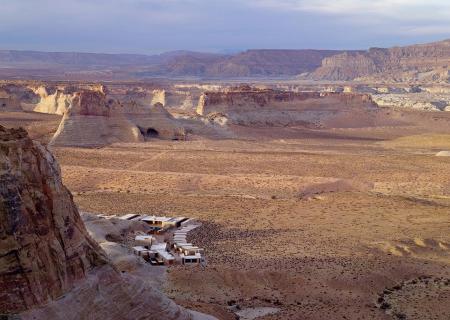 le maestose mesas che avvolgono amangiri località dello Utah vicino a the Vermillion Cliffs e non lontano dai mighty five i 5 famosi parchi nazionali da visitare