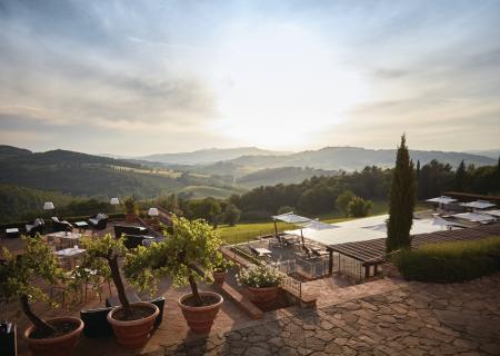 splendido panorama di cui godrai dalla terrazza del hotel Casole sulle colline toscane dove visitare vigneti e oliveti e andare a caccia di tartufi
