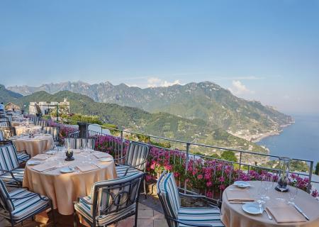 mangia al ristorante belvedere di Ravello accompagnato dal magico panorama che si vede dall'hotel Belmond Caruso, foto di tyson sadlo