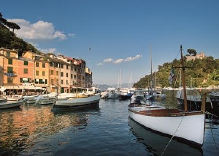 Veduta dell'iconico porto di Portofino foto di genivs loci da cui partire per giri in barca ed escursioni