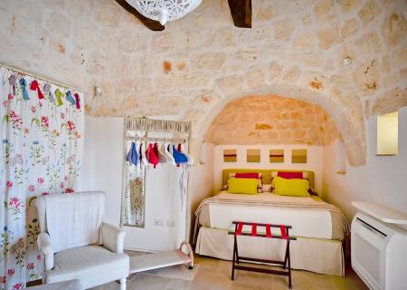interno dei magici trulli di leonardo per vacanza di lusso nel Salento in Puglia ideale per escursioni e tour ad Alberobello, Cisternino, Ostuni e Martina Franca