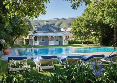 concediti un tuffo nelaccogliente piscina dell'hotel 5 stelle con Spa Belmond Mount Nelson. Foto di Mark Williams