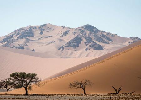 suggestivi colori del panorama intorno al lodge Little Kulala durante un safari tra le dune del deserto del Namib tra Sossusvlei e Deadvlei verso la Duna 45 