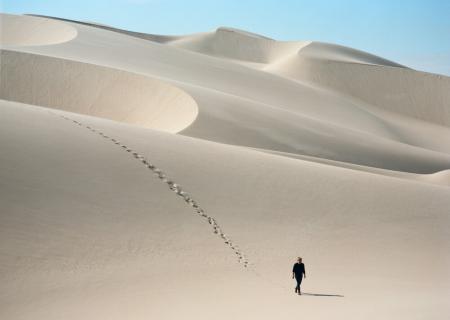 magiche dune bianche che dominano il deserto della Namibia vicino alla costa degli scheletri