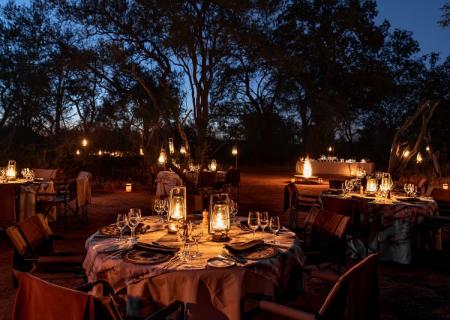 romantica cena gourmet con atmosfera magica presso il Singita Ebony Lodge nella riserva privata del Sabi Sands una struttura ideale per ecoturismo
