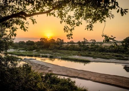tramonto sul fiume Sands dopo una giornata di safari al kruger park in Sudafrica