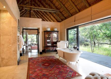 interno della favolosa Malewane Royal Suite con vista sulla savana sudafricana del Kruger Park