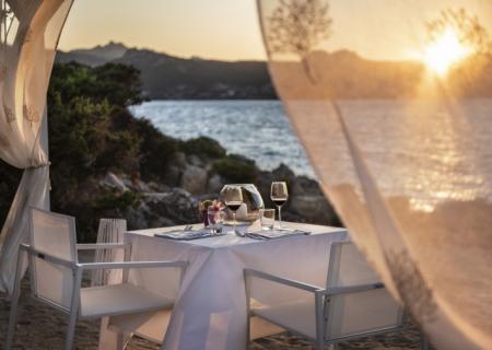 ea bianca resort di lusso vicino a Porto Cervo e non lontano da Baia Sardinia. Nella foto il ristorante con cucina gourmet e cena con tramonto in spiaggia