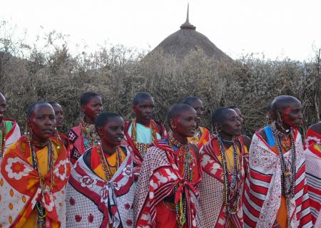 escursione e tour personalizzato per esperienza culturale di incontro con la popolazione locale e le tribu masai, in questa foto con abiti tipici