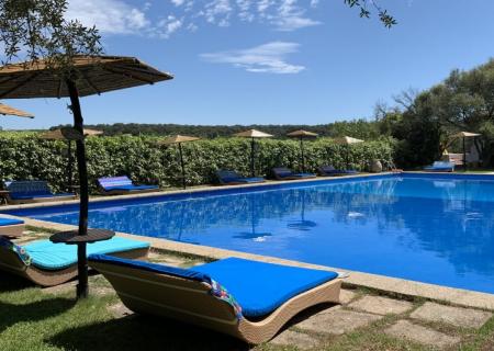 experience hotel su gologone sul monte ortobene sul massiccio del Gennargentu foto della piscina immersa nella natura e relax