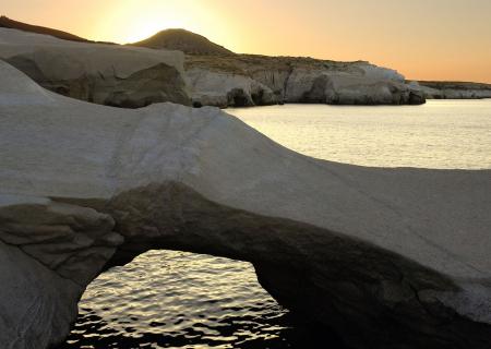 viaggio di nozze di lusso con tour personalizzato ed escursioni in mare private in Grecia a Milos nelle isole Cicladi, foto di K Kouzouni