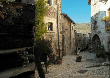 visitare l'Abruzzo dormendo in un albergo diffuso a santo stefano di sessanio in abruzzo tour nel borgo e passeggiata