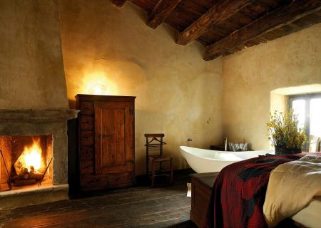 camera albergo diffuso sextantio relax e comfort in resort davanti al camino e in vasca da bagno