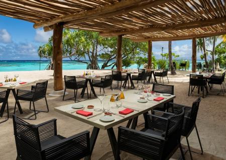 the brando hotel di lusso con ristorante gourmet e vista sul mare e la spiaggia di Tetiaroa nella Polinesia francese. Foto di Romeo Balancourt