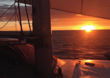 tramonto visto durante escursione in catamarano a manto madonna nell'arcipelago della maddalena a Puntaldia vicino alla costa smeralda