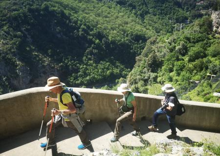 trekking a Ravello e Amalfi lungo la Valle delle Ferriere seguendo una guida escursionistica privata