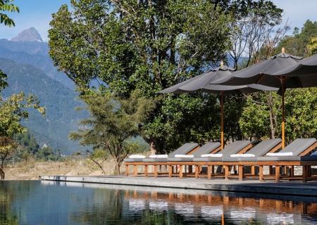 amankora hotel in bhutan nella regione di punakha, relax in piscina