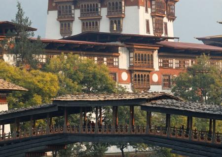 amankora hotel di lusso per viaggio in bhutan con visita al ponte dzong in punakha