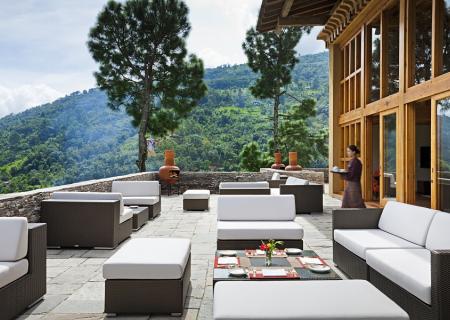 como uma punakha resort di lusso in bhutan, foto della terrazza esterna