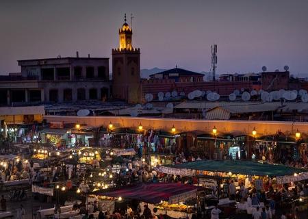 passeggiata in piazza jamaa el Fna a marrakesh durante un viaggio in marocco
