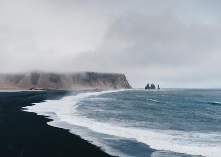 tour su misura spiaggia sabbia nera sull'oceano in islanda
