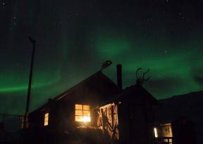 L'Artide o polo Nord è la meta ideale per un viaggio di nozze nel circolo polare artico andando a caccia di aurore boreali dormendo in eco-lodge di lusso e hotel 5 stelle. Foto del trappers station basecamp di Explorer Svalbard