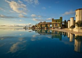 belmond hotel 5 stelle Caruso tra il blu della piscina e l'azzurro del cielo, foto di tyson sadlo