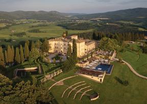 Hotel Belmond Castello di Casole incorniciato nel verde delle colline toscane intorno a Siena, foto di tyson sadlo