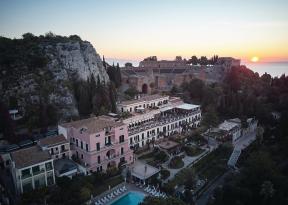 panorama di Taormina dal grand hotel Timeo, per vacanza di lusso con Spa, piscian e centro benessere. Foto di Tyson Sadlo