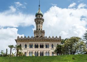 maestoso minareto di villa crespi, hotel ristorante di Cannavacciuolo al lago d'Orta