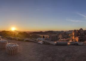 paesaggio roccioso della Namibia intorno al Mowani Mountain Camp al tramonto