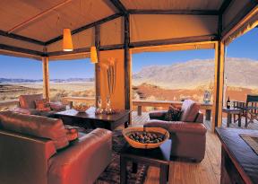 panorama che avvolge le suite di Wolwedans Dunes Lodge in Namibia un resort di lusso nella riserva naturale Namib Rand circondata di dune nel deserto