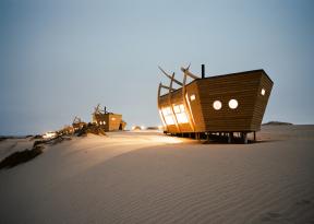 abitazioni shipwreck lodge in spiaggia con vista mare per il tuo viaggio nella Skeleton Coast in Namibia