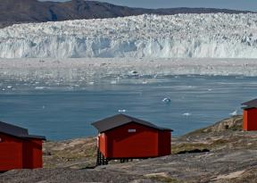 dormire vicino al ghiacciaio eqi in un lodge di lusso in posizione ideale per escursione nella natura della Groenlandia. Foto di visit greenland