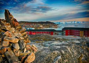 hotel arctic ilulissat in groenlandia con vista panoramica sugli iceberg della disko bay un albergo ideale per escursioni e mini crociere