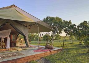 Saruni Wild Lodge tenda con veranda immersa nella Savana africana una location bellissima per esplorare la Riserva Masai Mara