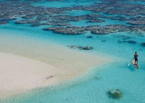 the brando resort lusso nell'isola privata della Polinesia Francese attività in acqua con paddle sup nell'oceano pacifico