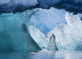 foto di un iceberg scattata durante il viaggio organizzato in antartide il continente bianco