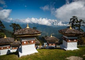 Dochula Pass passo di montagna dell'Himalaya in Bhutan tra Thimphu e Punakha. 108 chorten o stupa commemorativi noti come "Druk Wangyal Chortens". Foto di raimond klavins