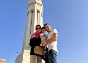 Visitare la grande moschea di Muscat in Oman con tour organizzato in famiglia